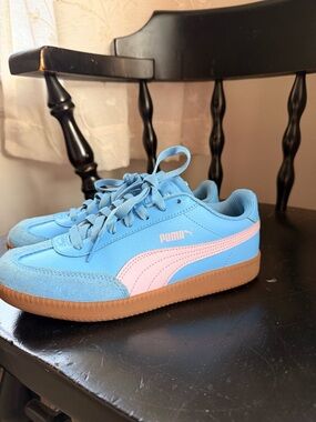 Puma Light Blue Sneakers with Pink Formstrip